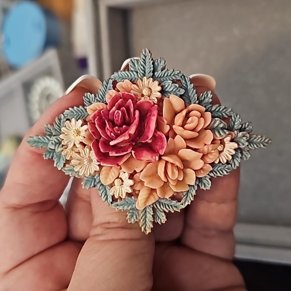 Vintage Plastic Rose Brooch - Picture 6 of 6